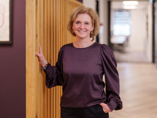 Esther van der Houwen.png