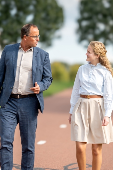 Pauline en Martin overleggen en wandelen bij Lansigt in Barendrecht